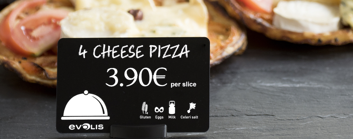 Una tarjeta de precio con información de alérgenos fácil de leer junto al mostrador de pizzas